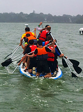 paddle-géant avec plusieurs rameurs